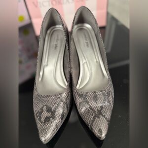 comfort plus by Predictions Snake-Print Pointed Toe Flats in Gray
